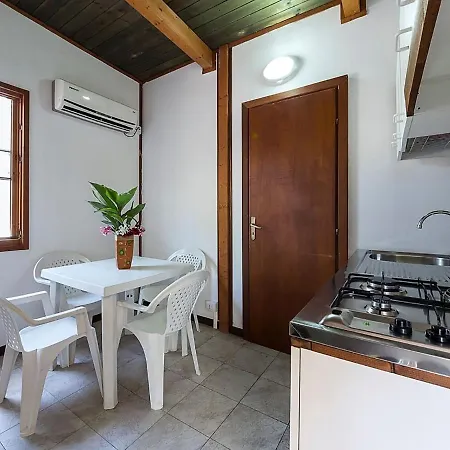 Dom wakacyjny Appealing Mobile Home With Garden *